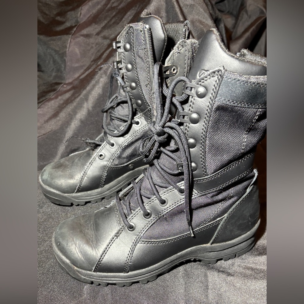 Women’s  Danner boots size 6 1/2 needs new laces